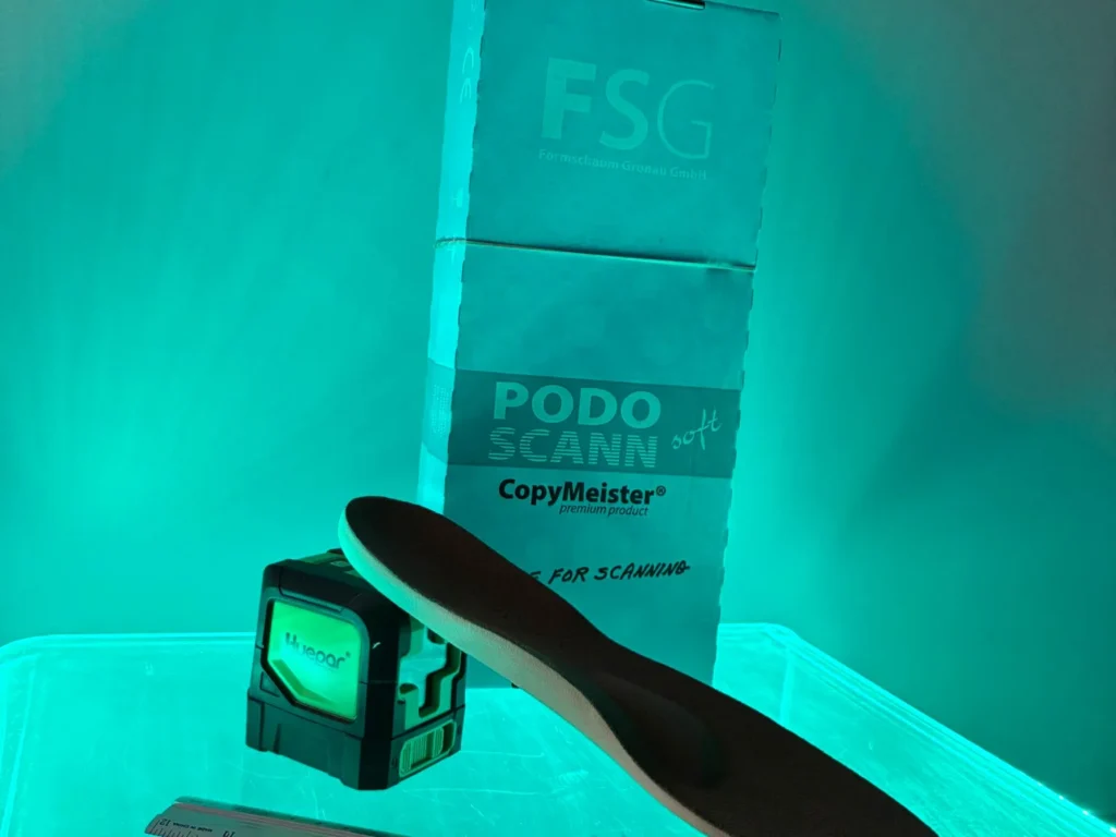 Badanie stóp w Gliwicach — podoskop, laser i pianka do modelu stopy w gabinecie CRMed